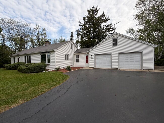 Building Photo - 2 Bedroom Plus Den / 3 Bathroom / Single Family Home