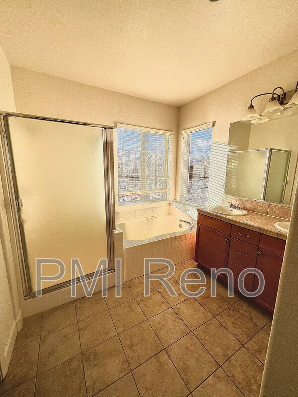 Building Photo - 1720 Oak Dr