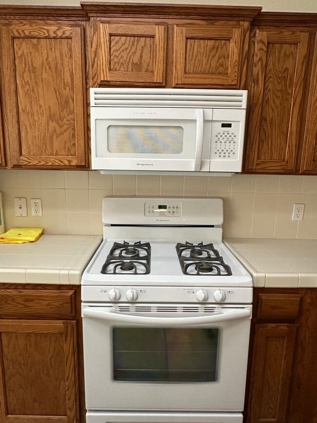 Building Photo - Charming 3 bedroom 2 bathroom home located in Hanford