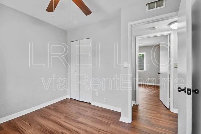 Building Photo - 2421 Lindsay Ave