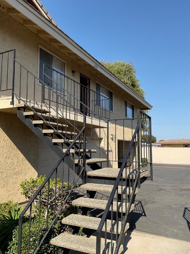 Building Photo - "Discover Coastal Living: Spacious 3-Bed, 2-Bath Townhouse