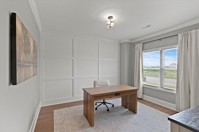 Building Photo - Fully Furnished and Move-In Ready! Flexible Lease Options Available!