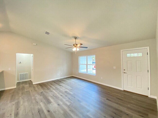 Building Photo - *** NOT AVAILABLE TO SHOW TILLL MID APRIL *** Custom Home - Desirable SE Ocala Neighborhood 3/2/2...