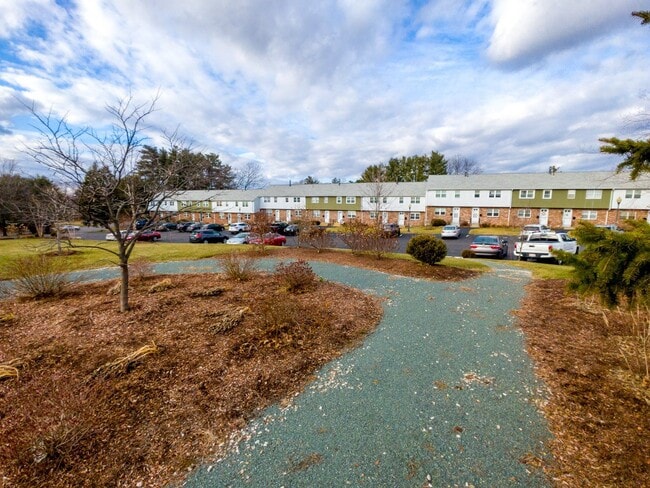 Building Photo - Newly updated 2 Bedroom Townhouse in quite neighborhood