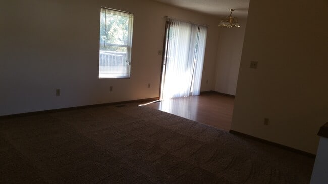 Building Photo - Great 3 Bedroom House Near Lake Shawnee