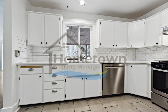 Building Photo - 4 Bedroom 4 Bathroom Home with Attached 2-...