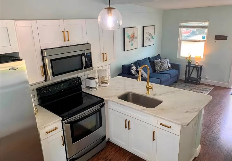 Building Photo - 2400 15th Ave N