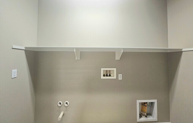 Building Photo - Gorgeous Spacious 3-Bedroom Home Now Available