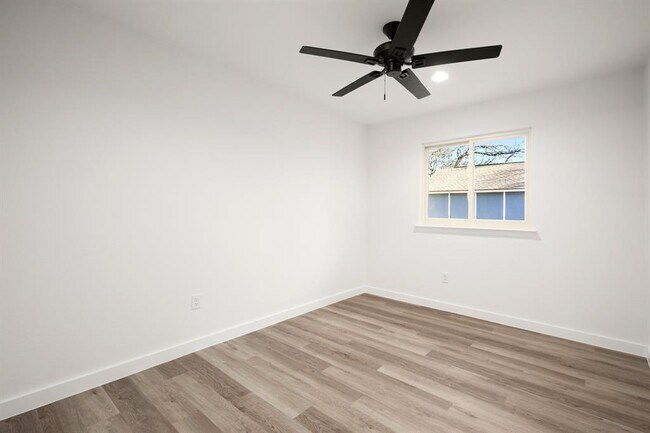 Building Photo - 9717 Anderson Village Dr