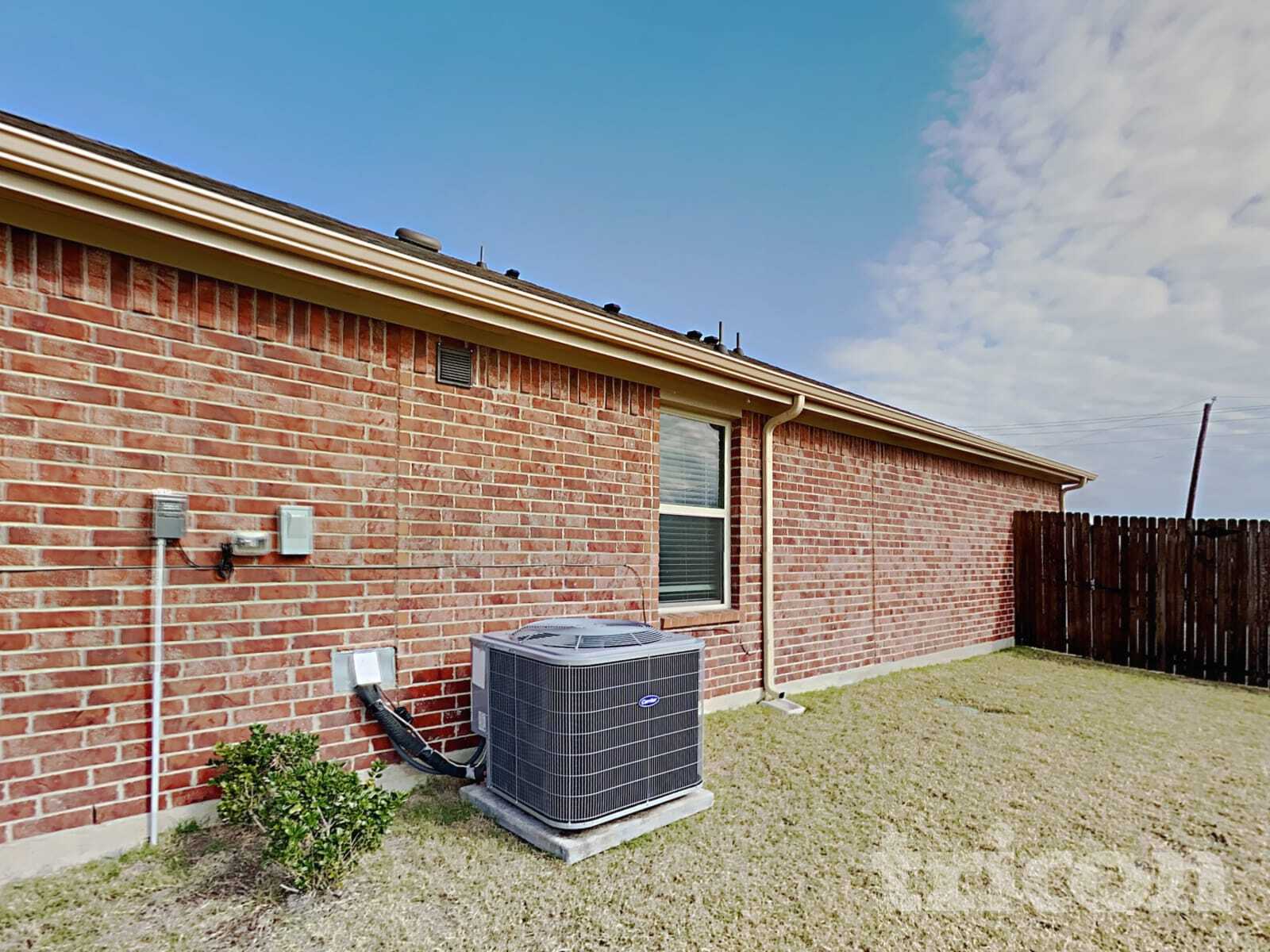 Building Photo - 916 Roland Dr