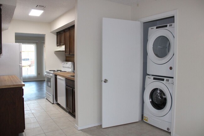 Building Photo - All Appliances!