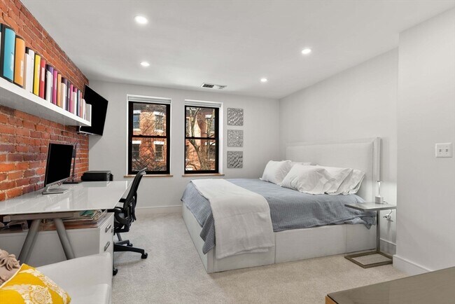 Building Photo - 84 Gainsborough St