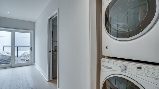 Building Photo - Luxurious Living in NW DC!