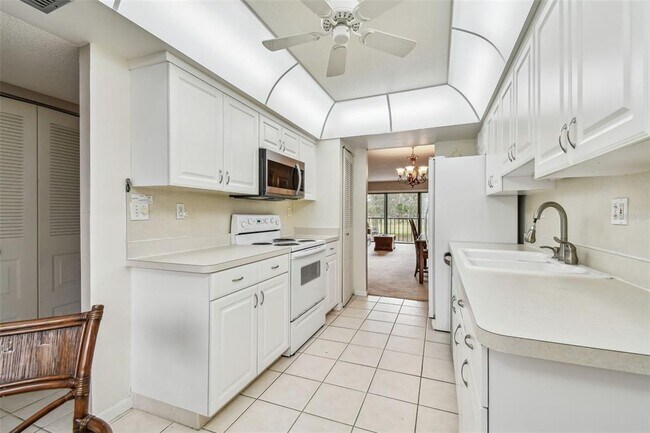Building Photo - 2700 Cove Cay Dr