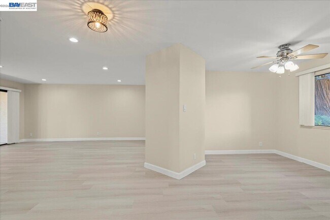 Building Photo - 999 W Evelyn Ave