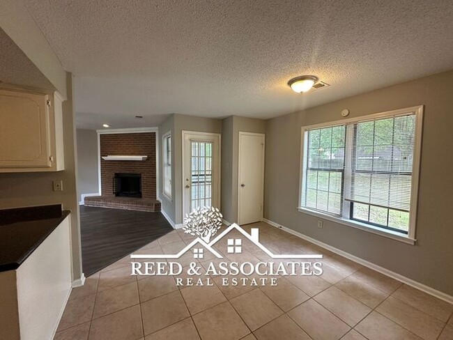 Building Photo - Spacious: 3 Bedroom in Bartlett!