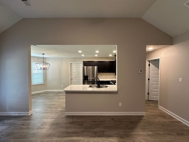 Building Photo - Available NOW in Southaven! Like New 3 BR/...