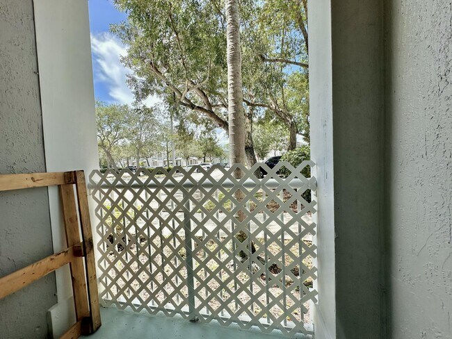 Building Photo - 1002 Shoma Dr