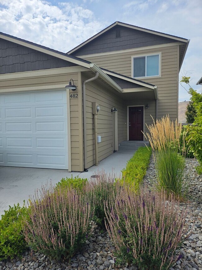Building Photo - 3 Bedroom, 2.5 Bath House w/ fully fenced yard.