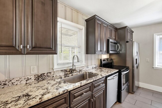 Building Photo - Move-in Ready 3 Bedroom Ranch Home in Eastway Park