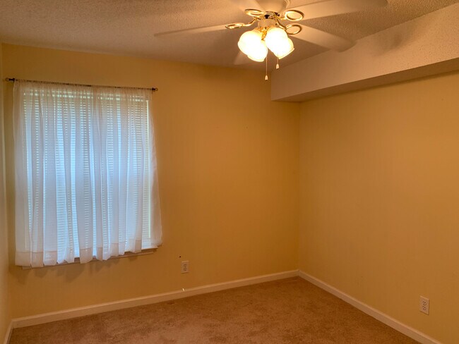 Building Photo - 2136 Clearwater Dr