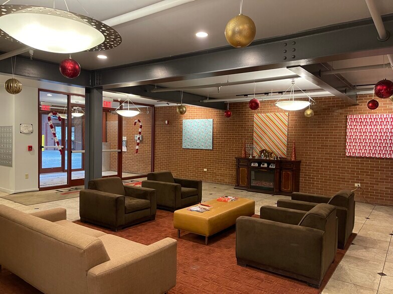 Riverport Lobby - 11 W 2nd St