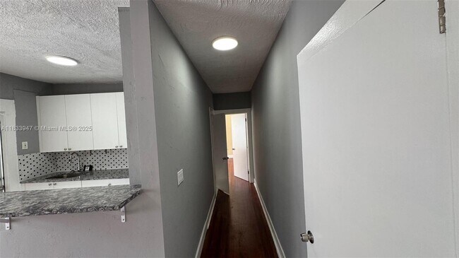 Building Photo - 1849 Dewey St