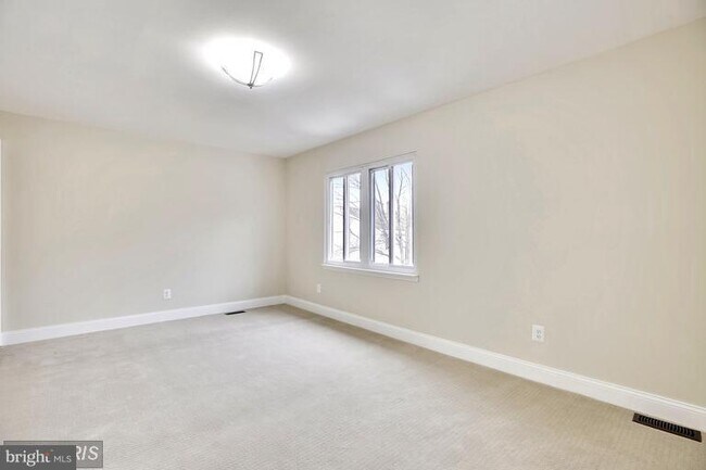 Building Photo - 2050 Forest Hill Ln