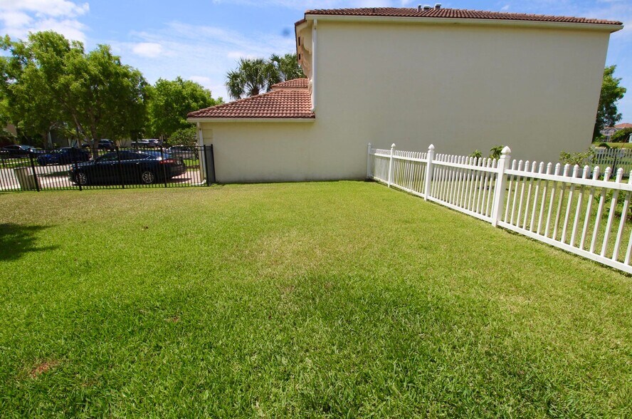 Building Photo - 9754 Scribner Ln
