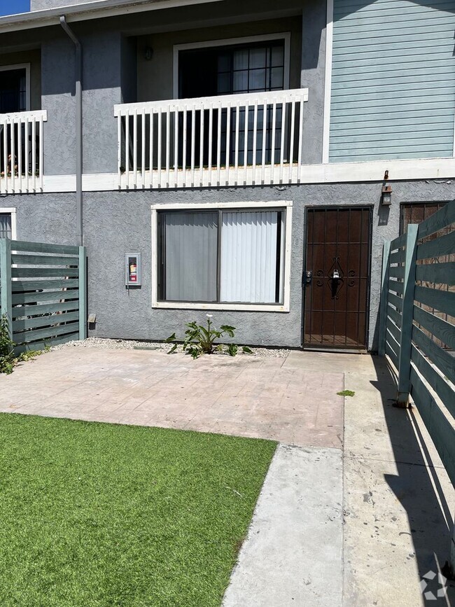 Building Photo - Ocean Beach remodeled 3 bedroom 2.5 bath T...