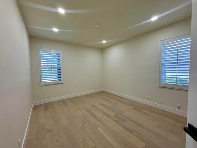 Building Photo - 7686 La Corniche Cir