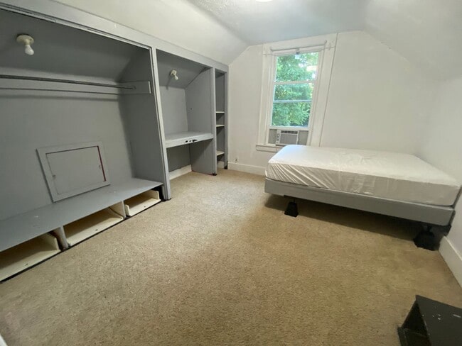 Building Photo - 620 E Delmar St