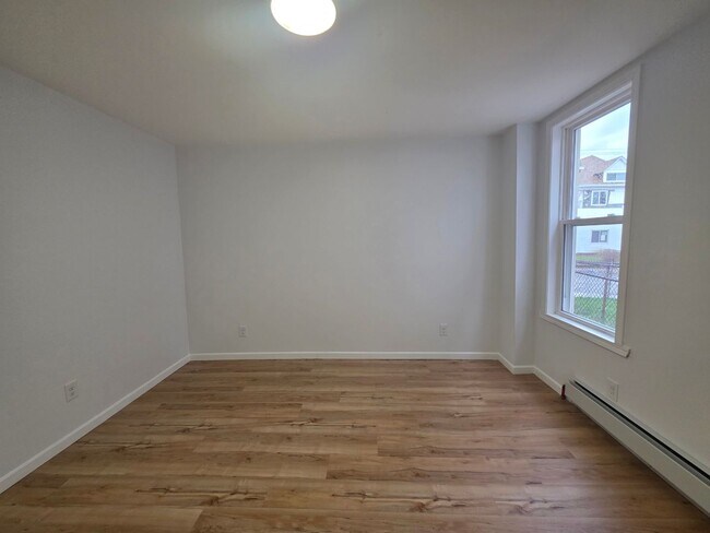 Building Photo - Newly Updated 3 bedroom 1 bathroom Apartment for Rent!