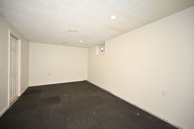 Building Photo - Cute 3-bedroom, 1 bath home with basement!