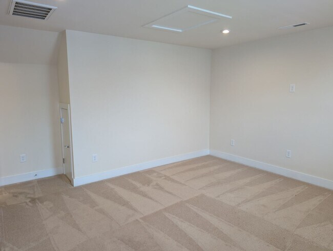 Building Photo - Georgeous townhome located in the Central ...