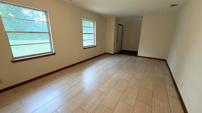 Building Photo - 1254 Lake Cir Dr W