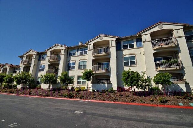 Building Photo - Top Floor Condo w/Views and Washer/Dryer!