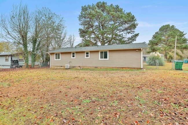 Building Photo - Cozy 3bd/1ba in Hampton.
