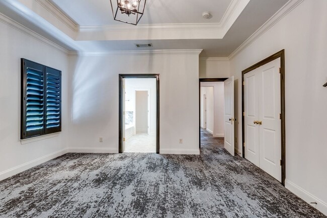 Building Photo - Welcome to this charming end unit townhome