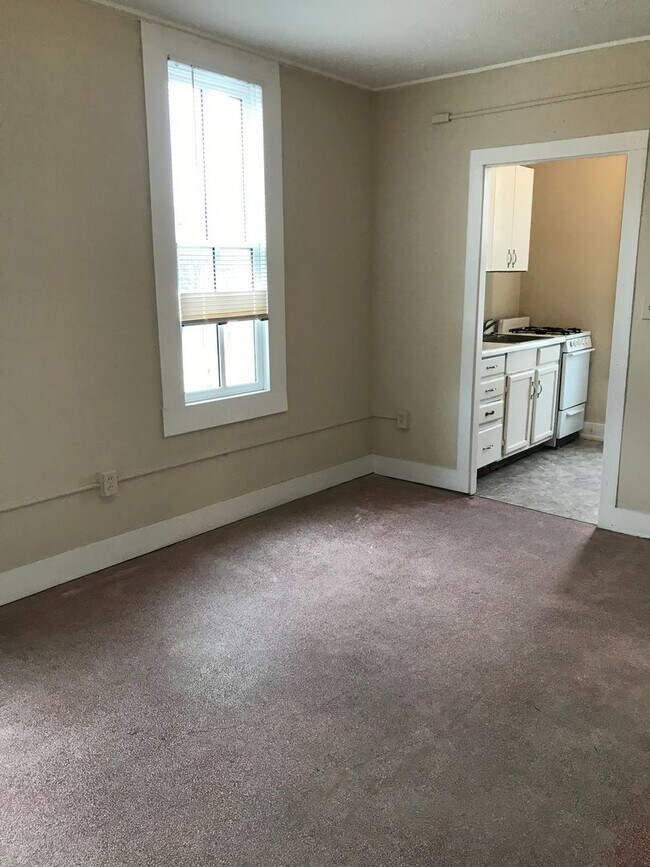 Building Photo - One Bedroom Upstairs Apartment
