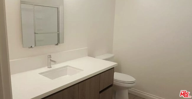 Building Photo - 7076 Hawthorn Ave