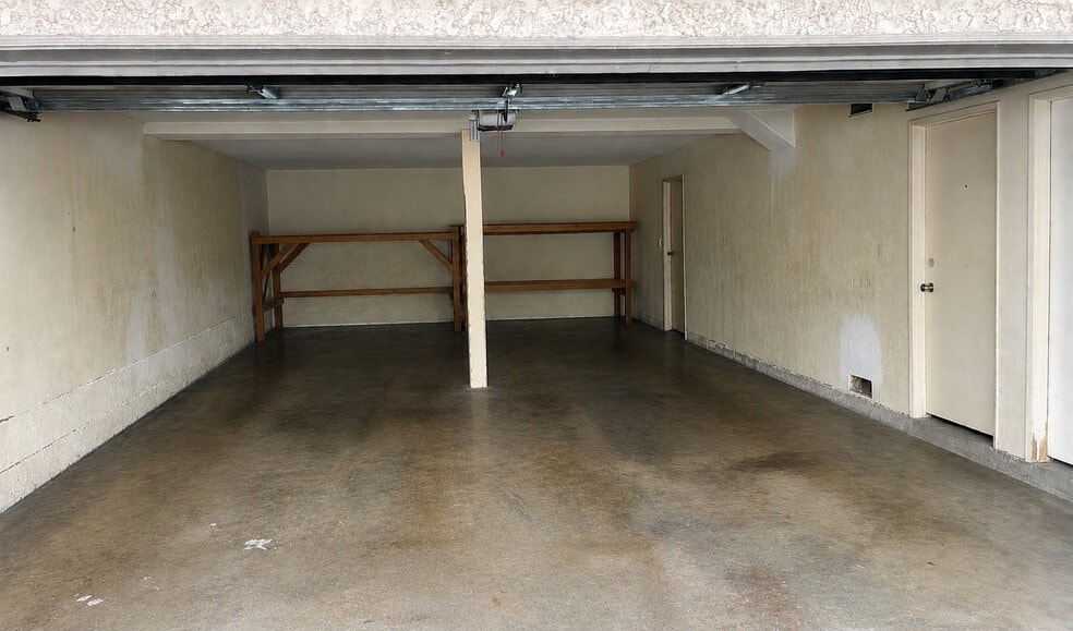 Building Photo - 13100 Bromont Ave