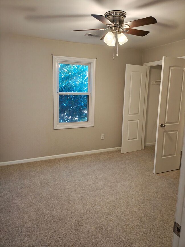 Building Photo - 3 Bed, 1 Bath House in Newport News!