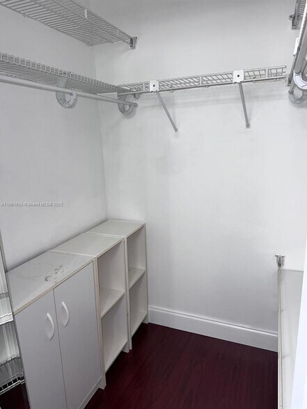 Building Photo - 991 Sevilla Cir