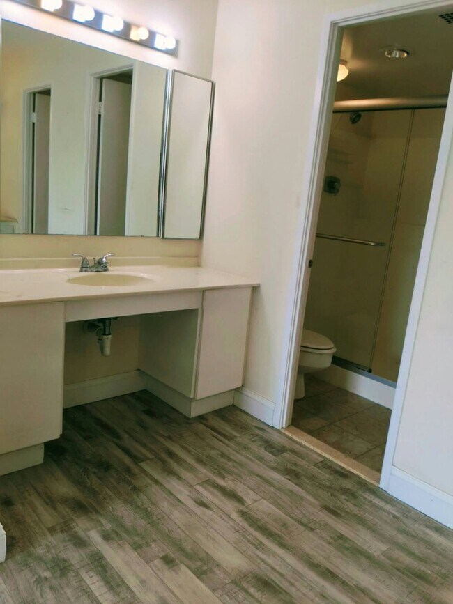 Building Photo - 205 Yoakum Pkwy