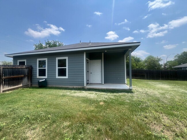 Building Photo - Luxury 3/2 Duplex in Seguin, Texas