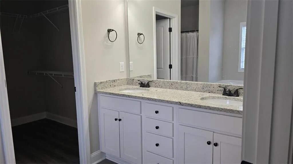 Double Vanity Main Bath - 130 Buck Trl