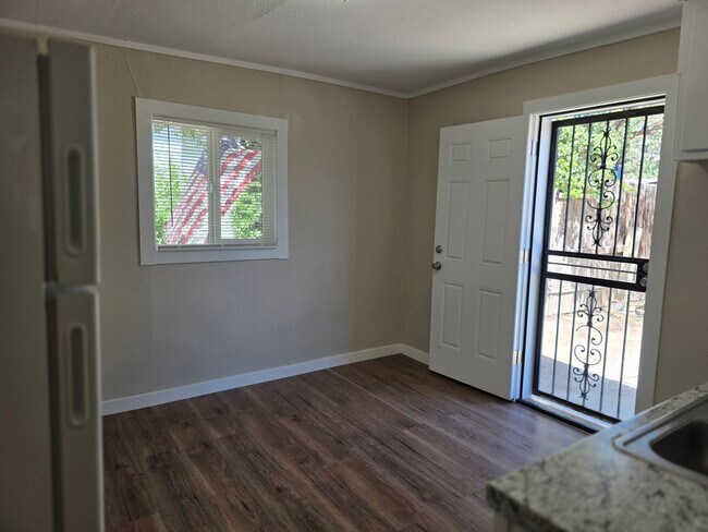 Building Photo - SPACIOUS, BRIGHT 2 BEDROOM - LARGE YARD