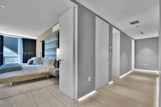 Building Photo - 1000 Biscayne Blvd