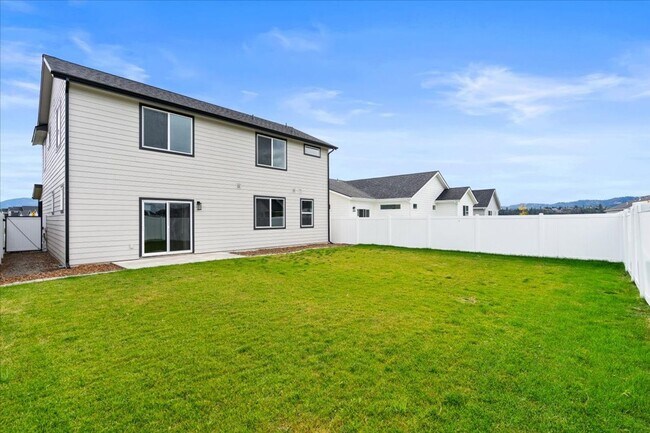 Building Photo - Spacious 4-Bedroom, 2.5 Bath, Two-Story Gem with a Fenced Yard!